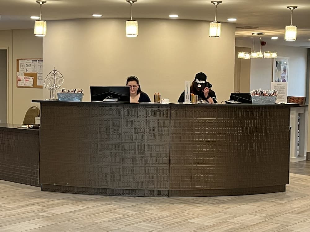 Orangewood Inn & Suites Kansas City Airport