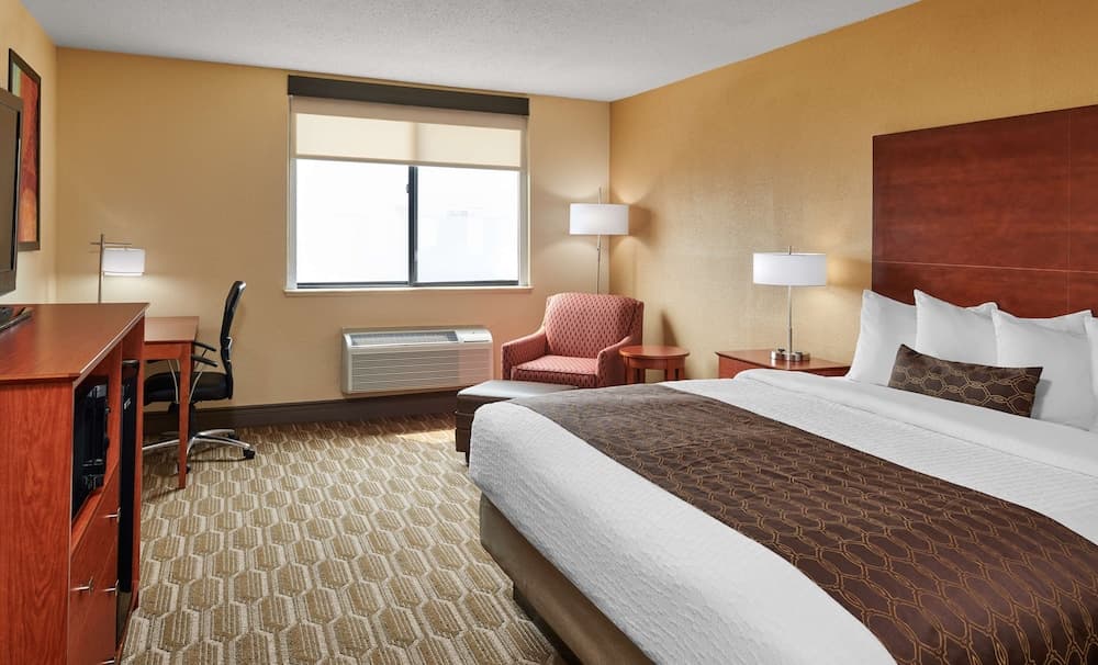 Best Western Plus Milwaukee Airport Hotel & Conference Ctr 4