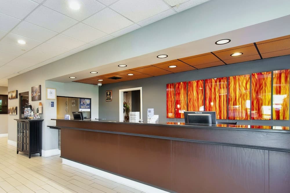 Days Inn & Suites by Wyndham Johnson City 2