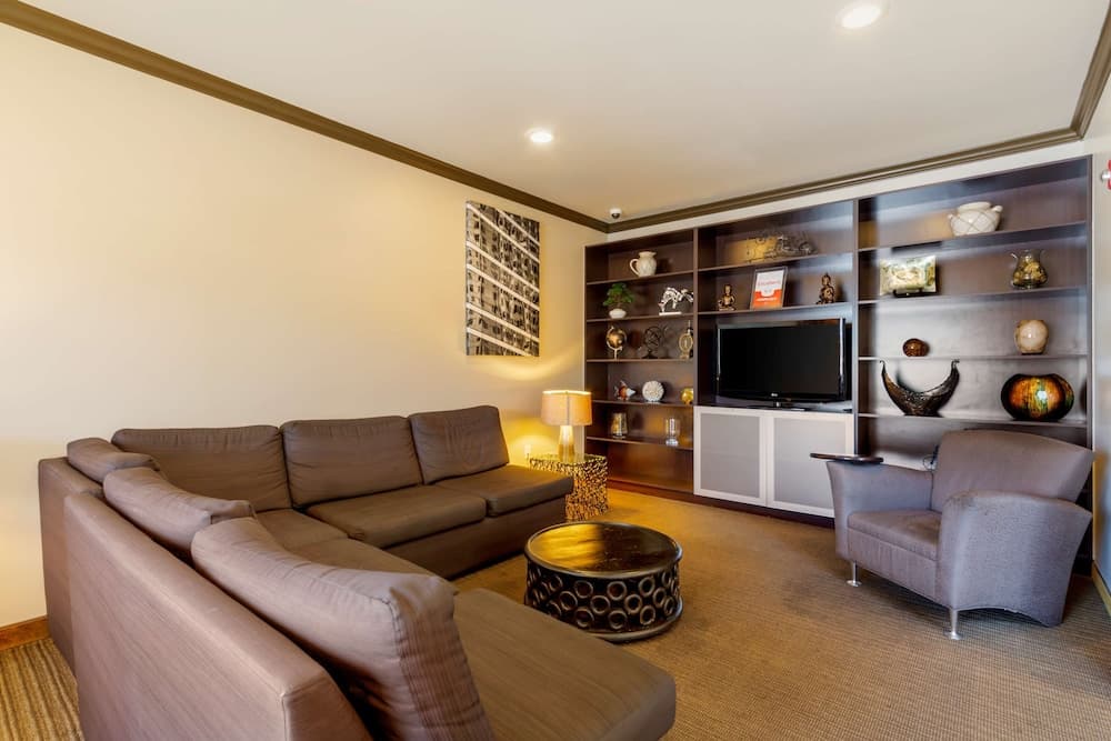 Best Western Plus Miami Airport North Hotel & Suites 2