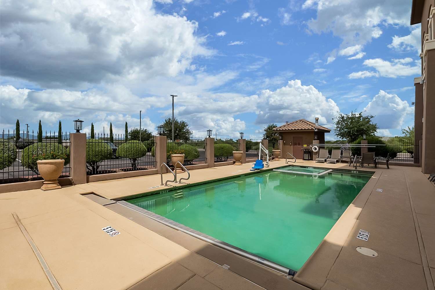 Best Western Douglas Inn & Suites 2
