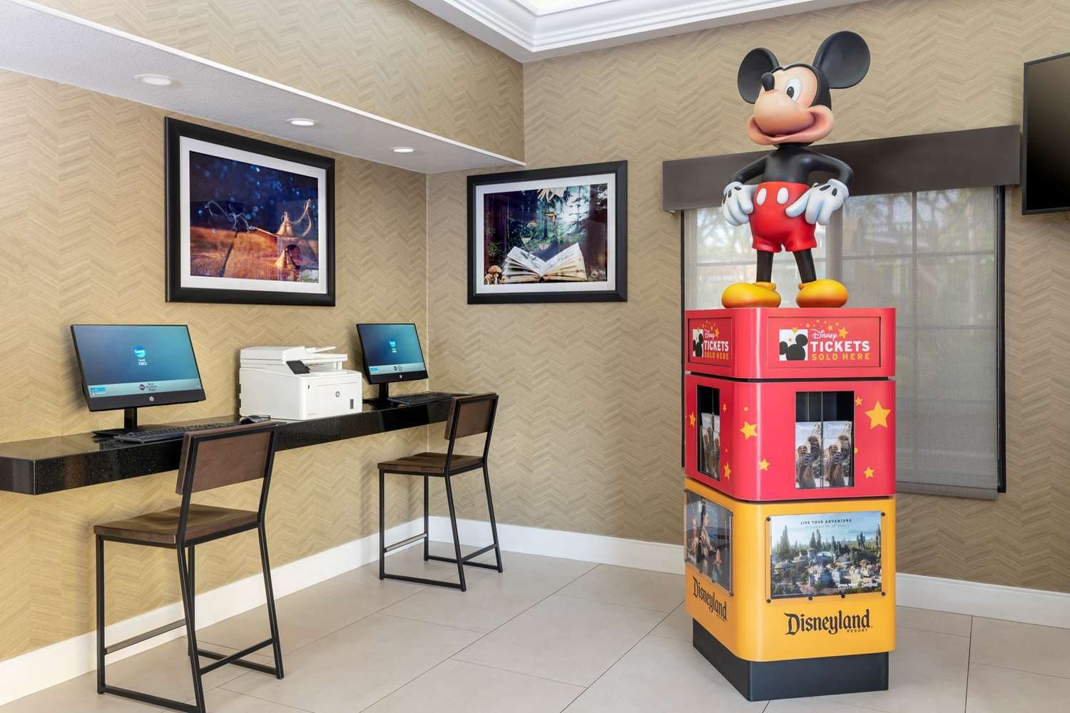 Best Western Plus Raffles Inn & Suites 3