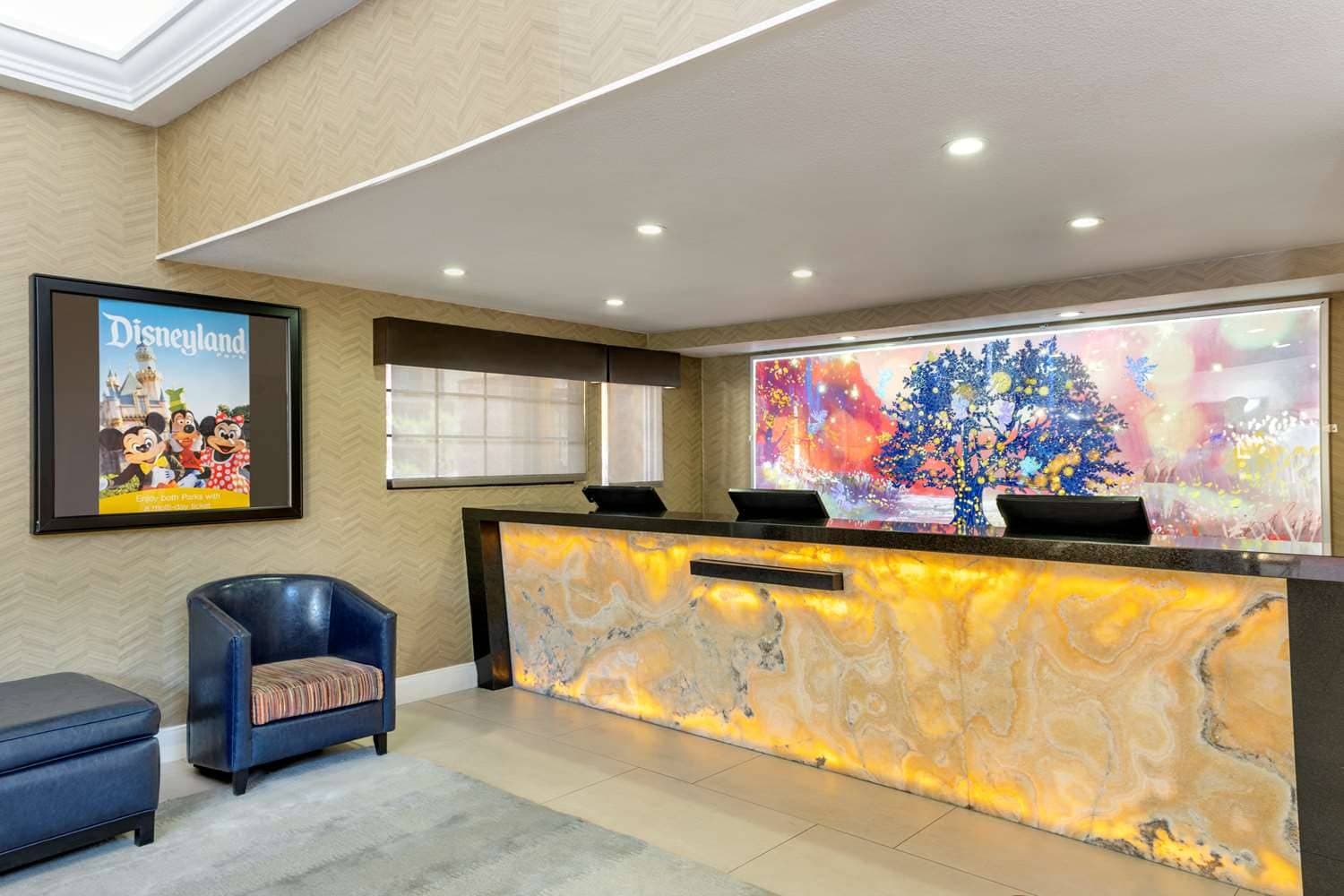 Best Western Plus Raffles Inn & Suites 5