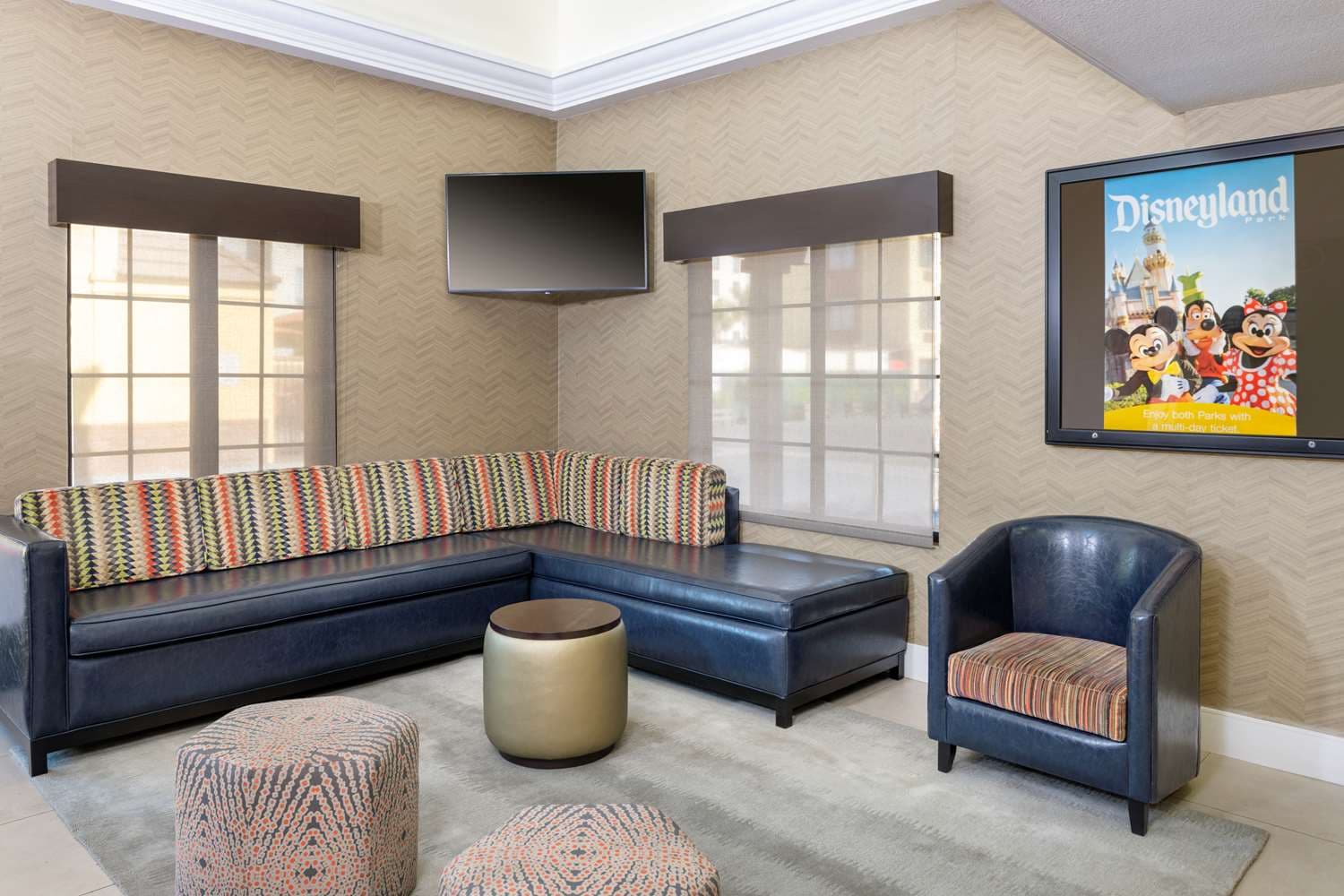 Best Western Plus Raffles Inn & Suites 2