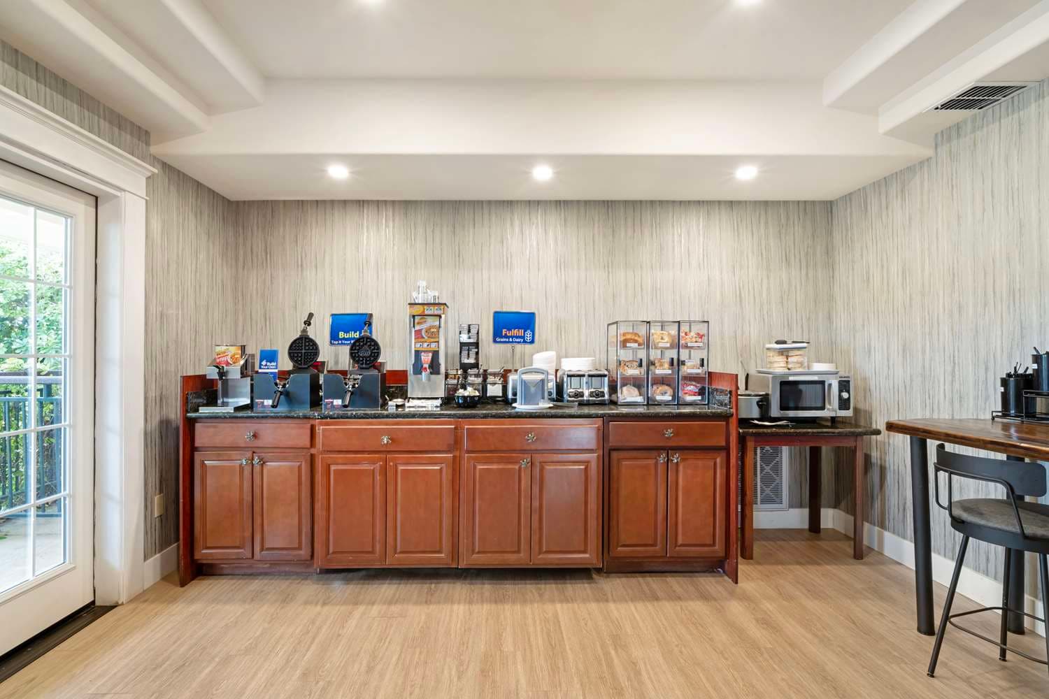 Best Western Cedar Inn & Suites 5