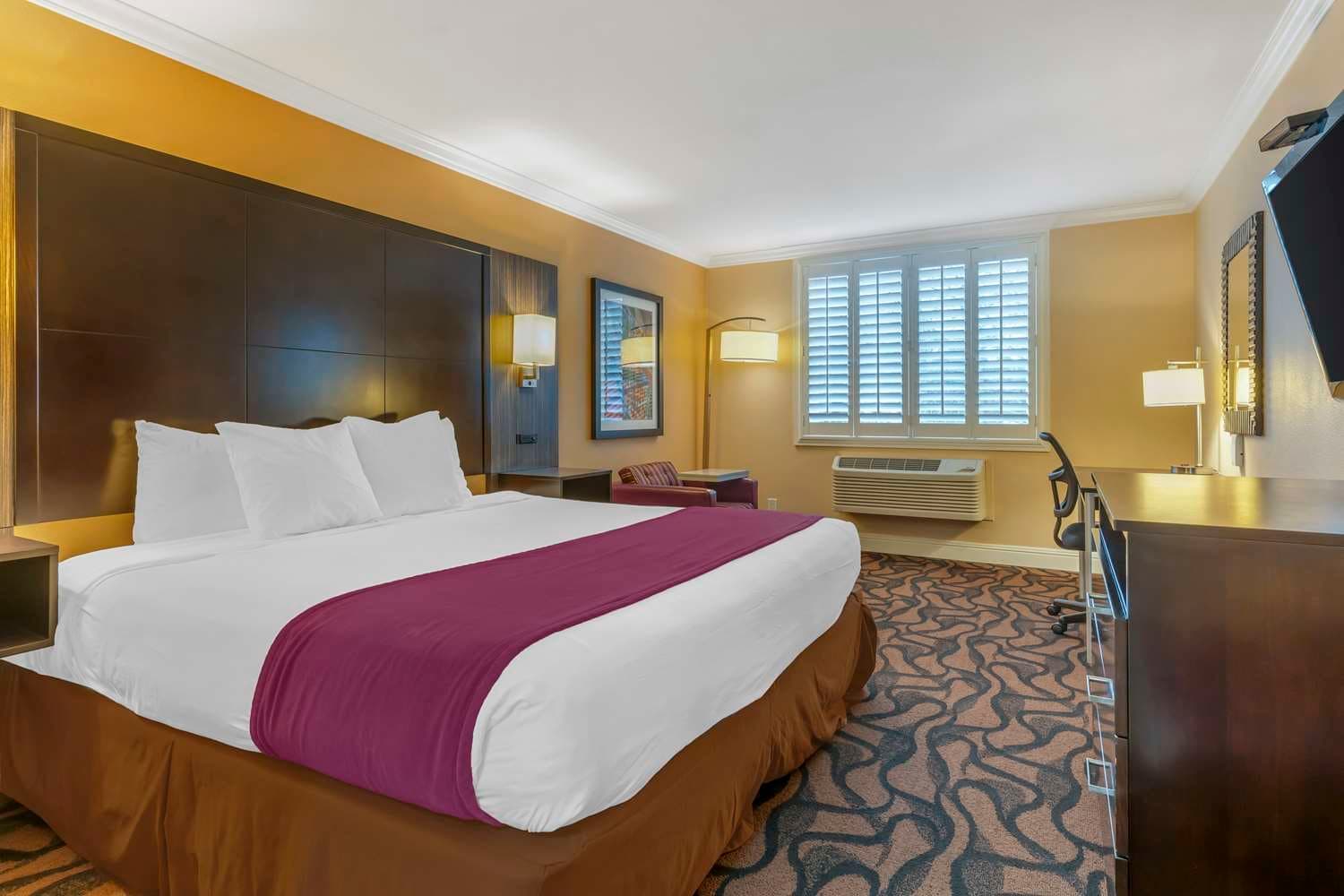 Best Western Plus Airport Plaza 4