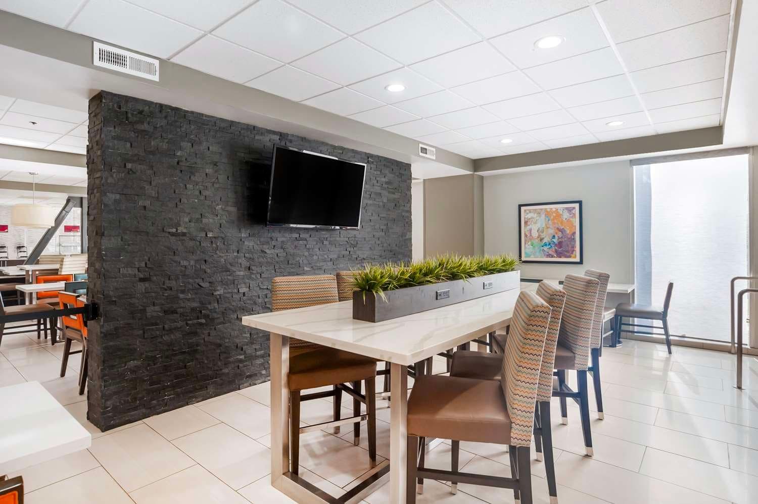 Best Western Plus Commerce Hotel 3