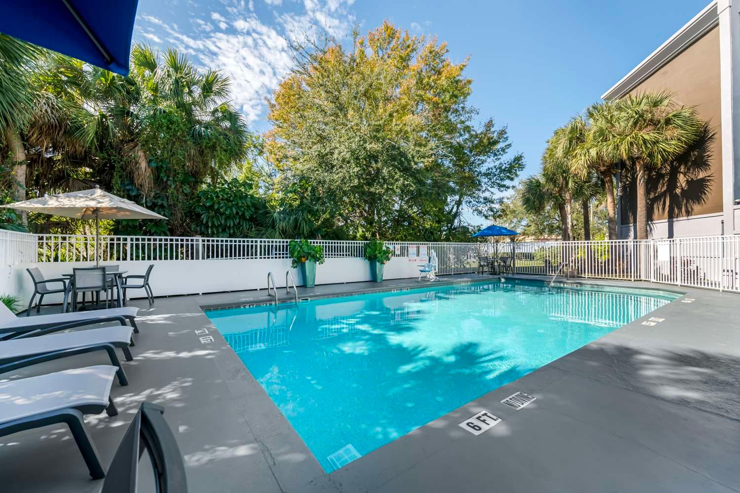 Best Western Plus Universal Inn 4
