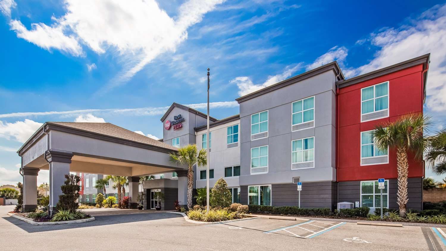 Best Western Plus Chain of Lakes Inn & Suites 2