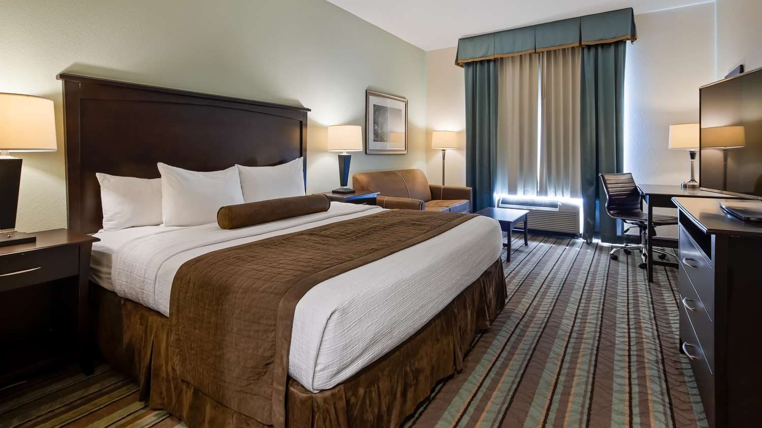 Best Western Plus Chain of Lakes Inn & Suites 3