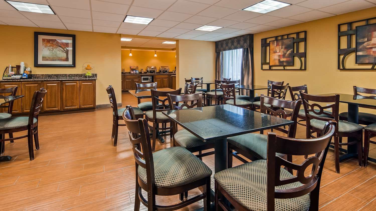Best Western Plus Parkway Hotel 4