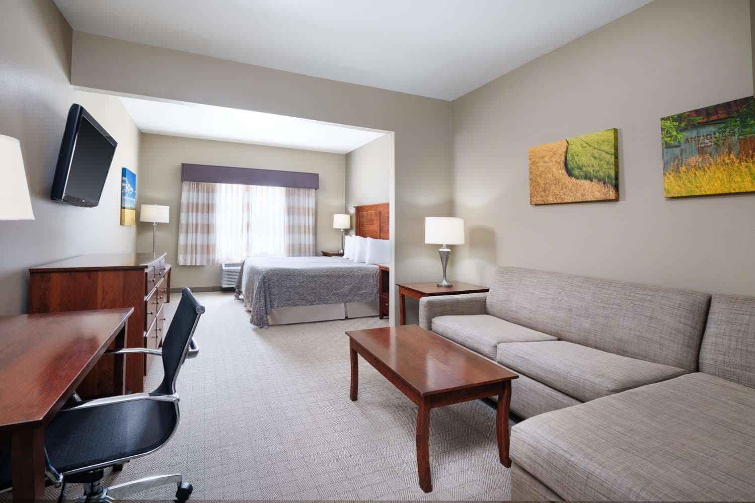 Green Mill Village Hotel & Suites, BW Signature Collection 4