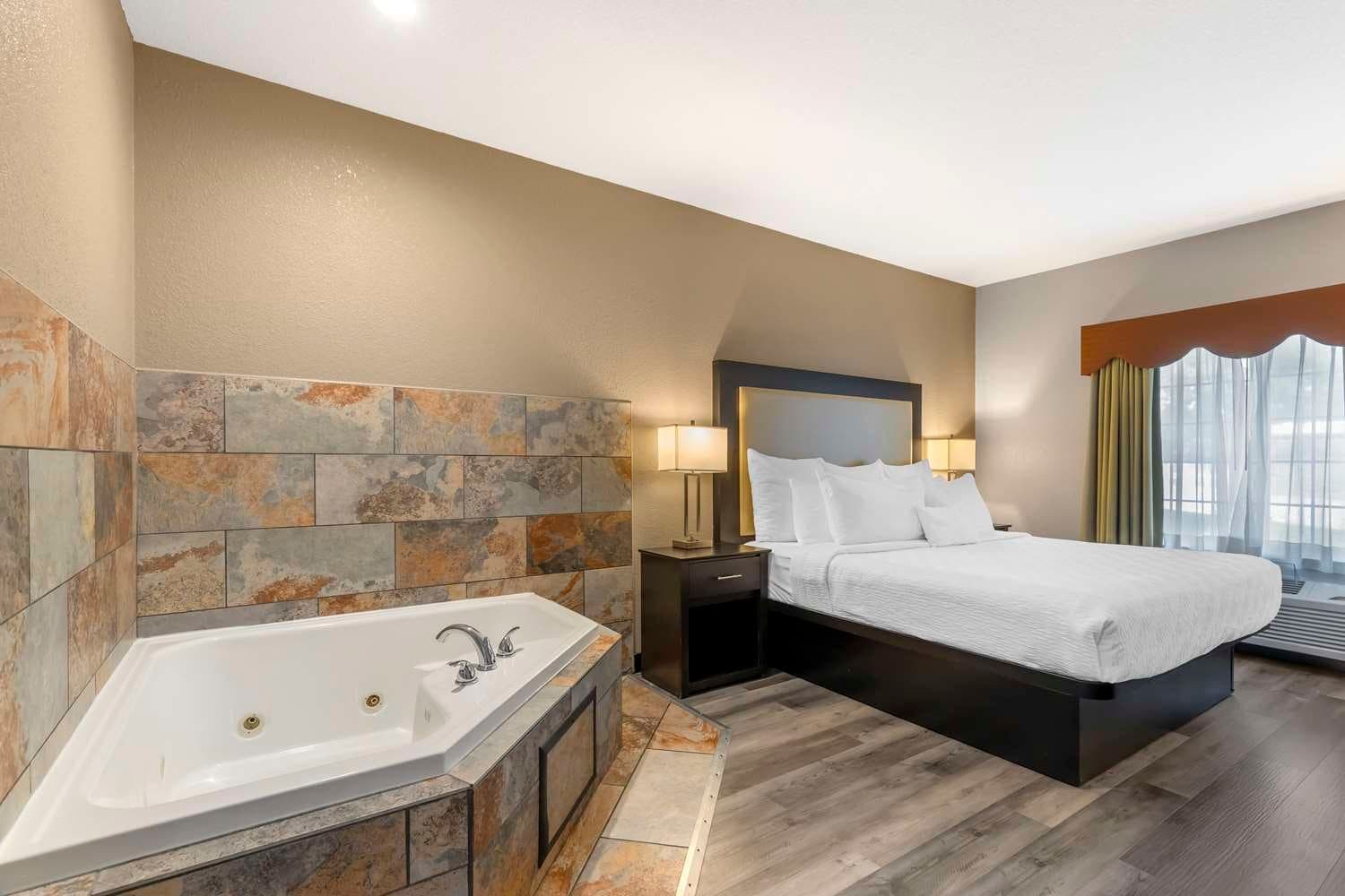 Best Western Plus Des Moines West Inn & Suites 4