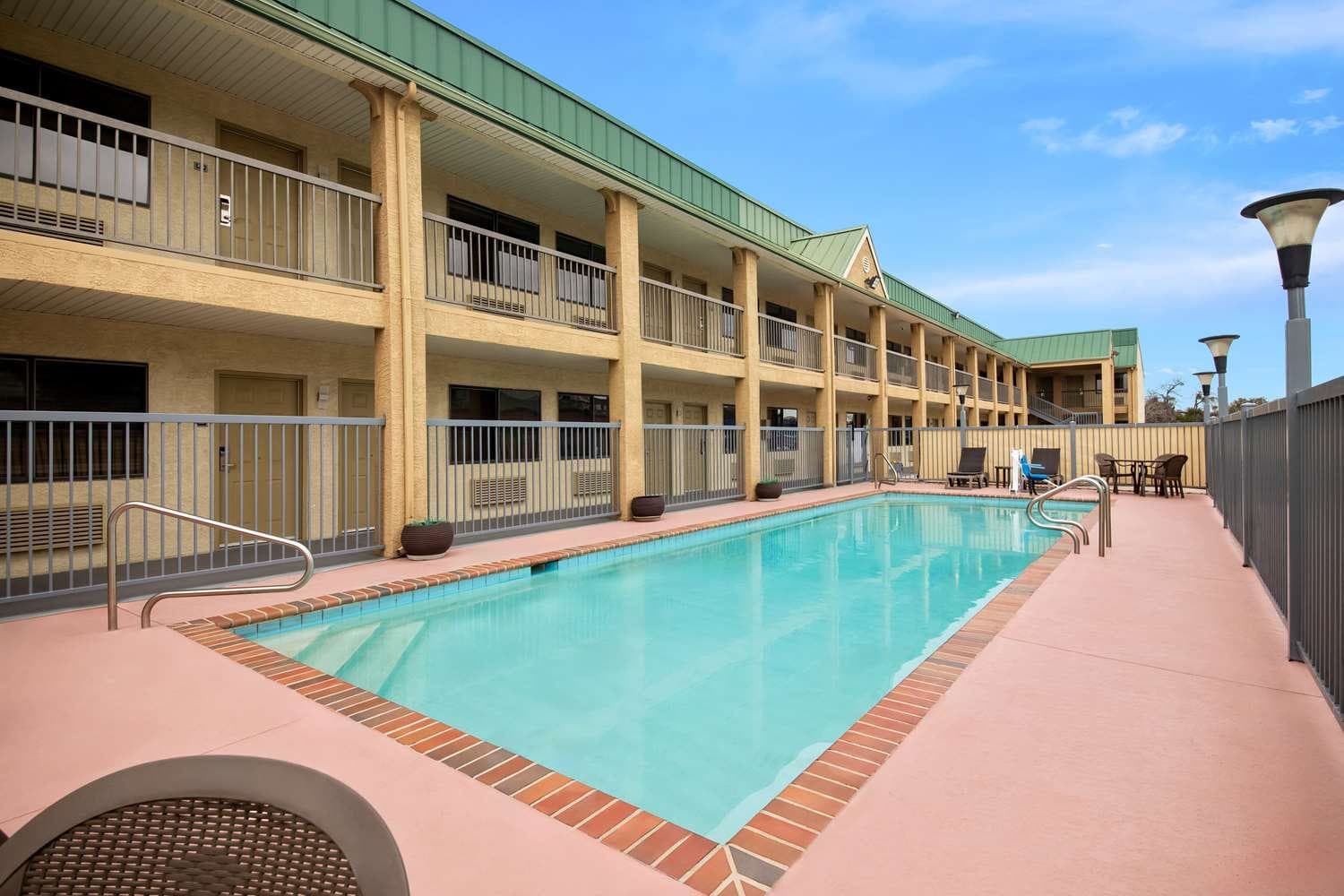 Best Western Cedar Inn 3