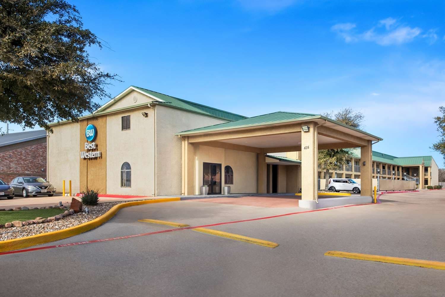 Best Western Cedar Inn 4