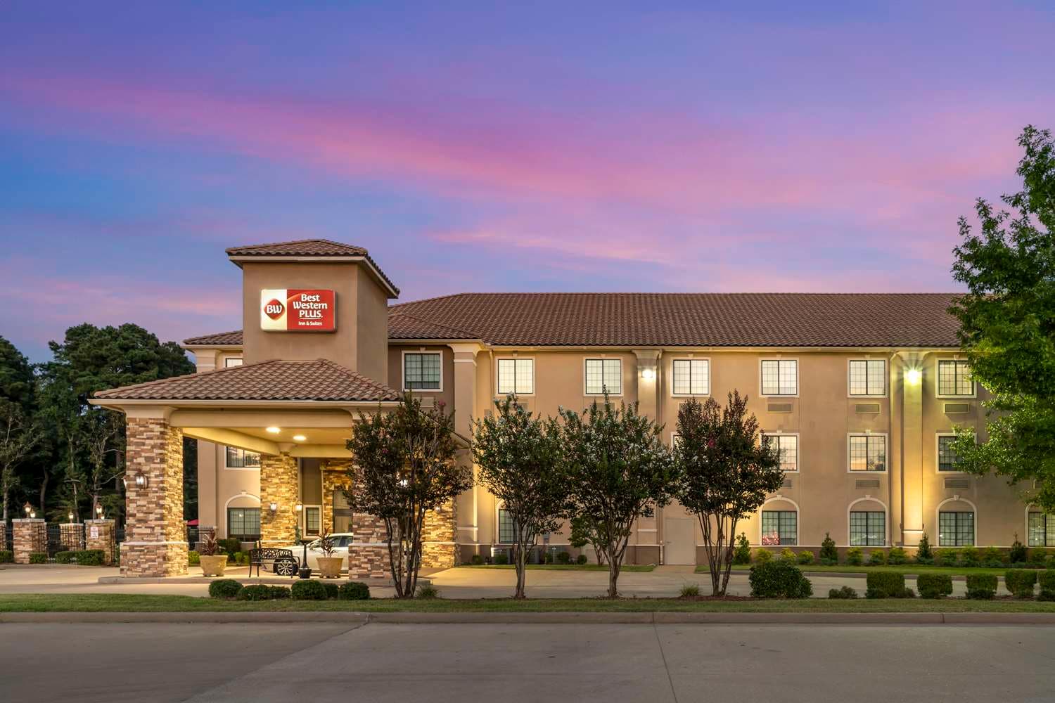 Best Western Plus Crown Colony Inn & Suites 4