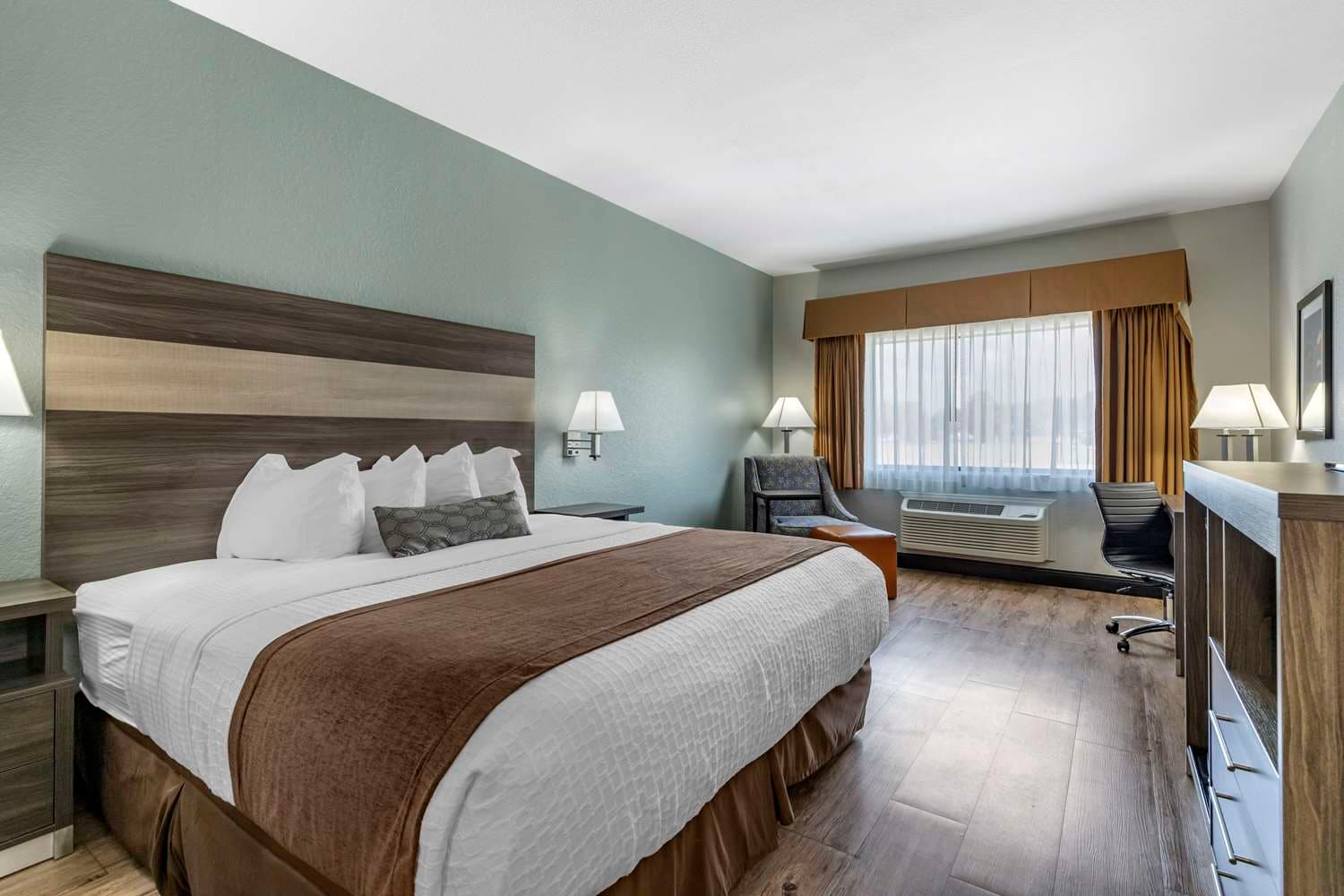 Best Western Plus Victoria Inn & Suites 2