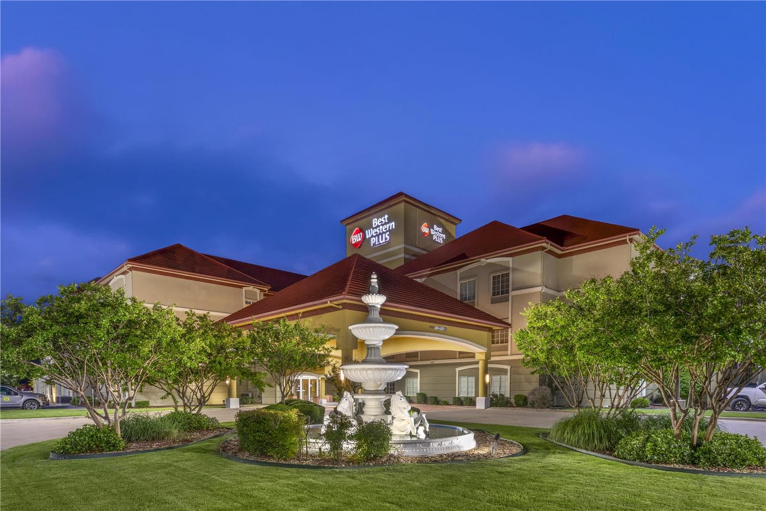 Best Western Plus Monica Royale Inn & Suites 4