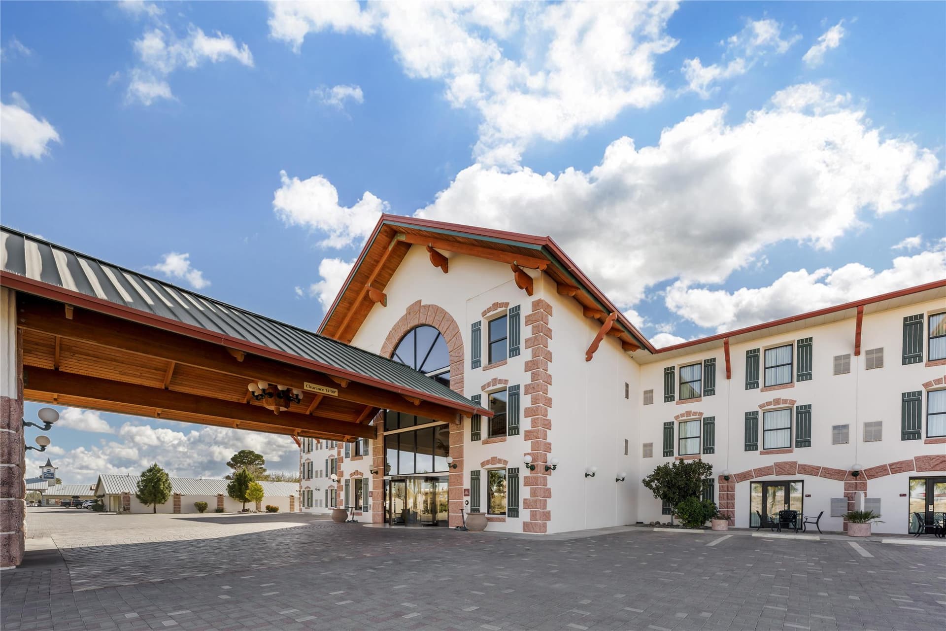 Best Western Plus Swiss Chalet Hotel & Suites 4