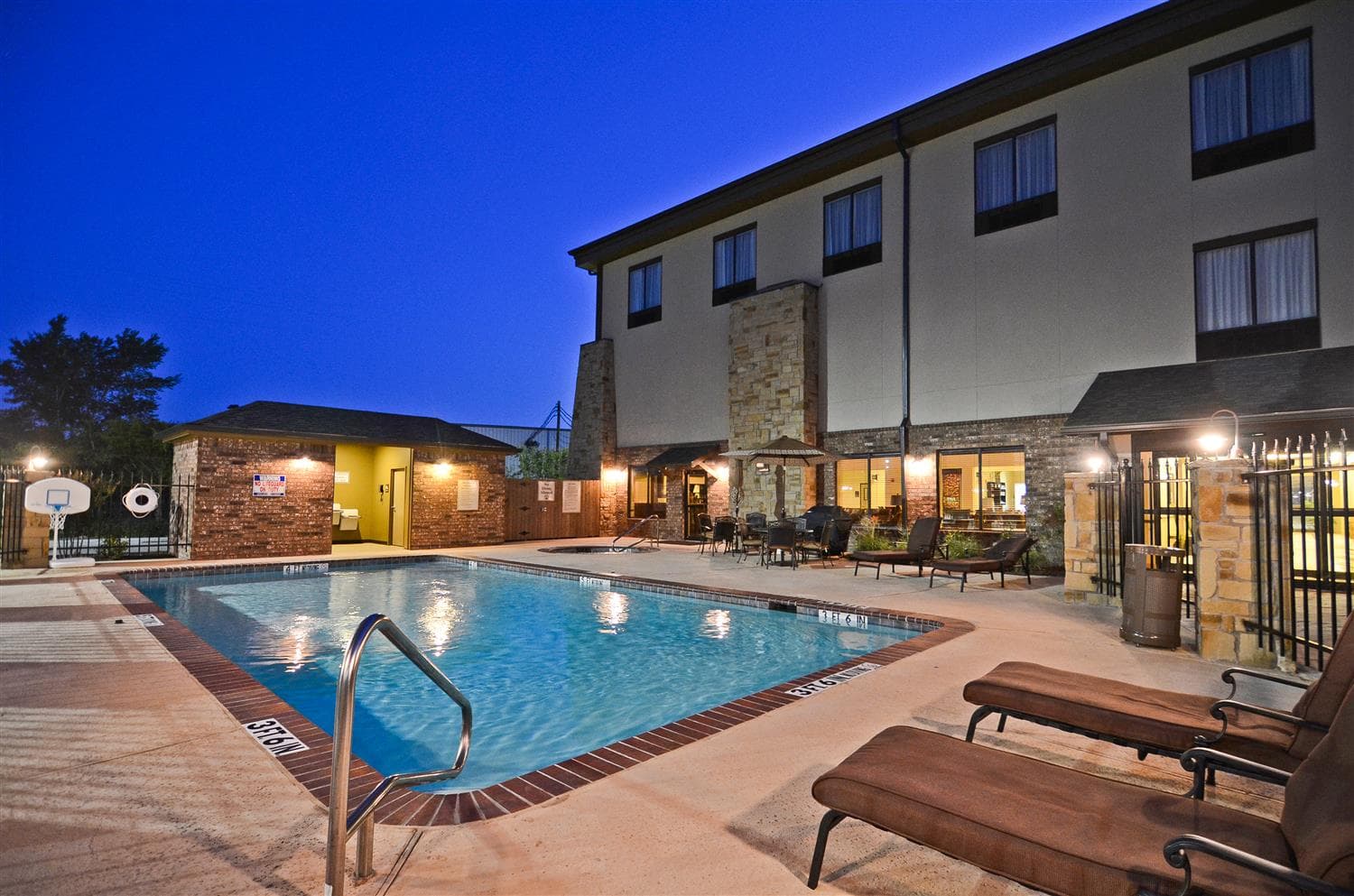 Best Western Plus Emory At Lake Fork Inn & Suites 5