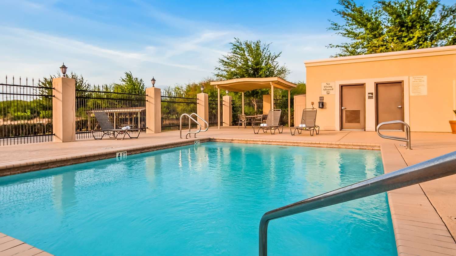 Best Western Plus Kenedy Inn 4