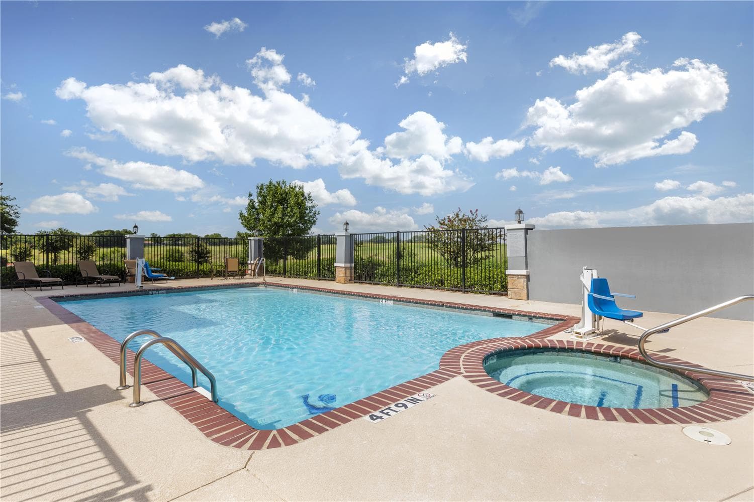 Best Western Plus Fort Worth Forest Hill Inn & Suites 2
