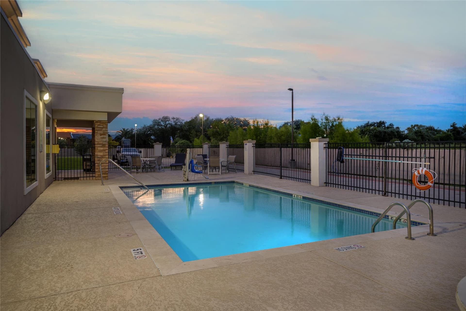 Best Western Plus Bay City Inn & Suites 5