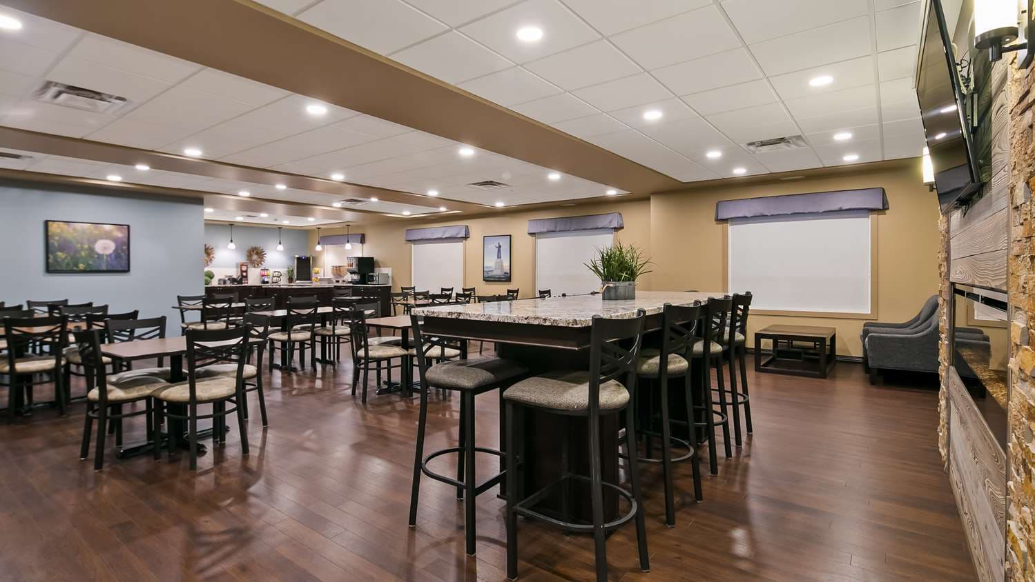 Best Western Plus Lacombe Inn & Suites 5