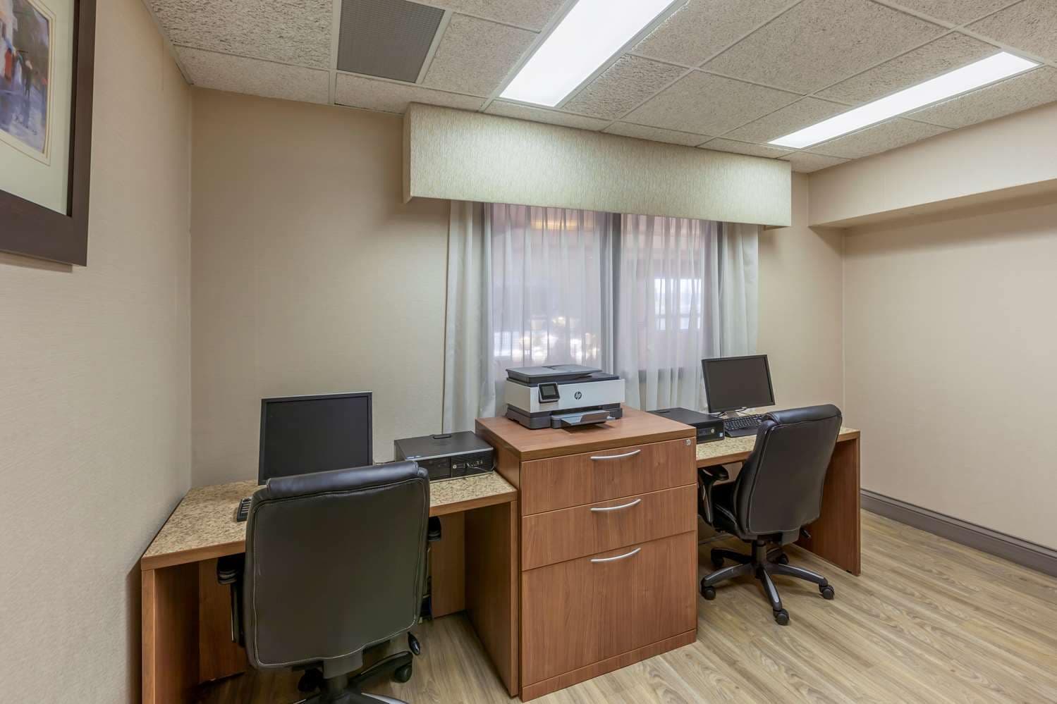 Best Western Plus Burlington Inn & Suites 5
