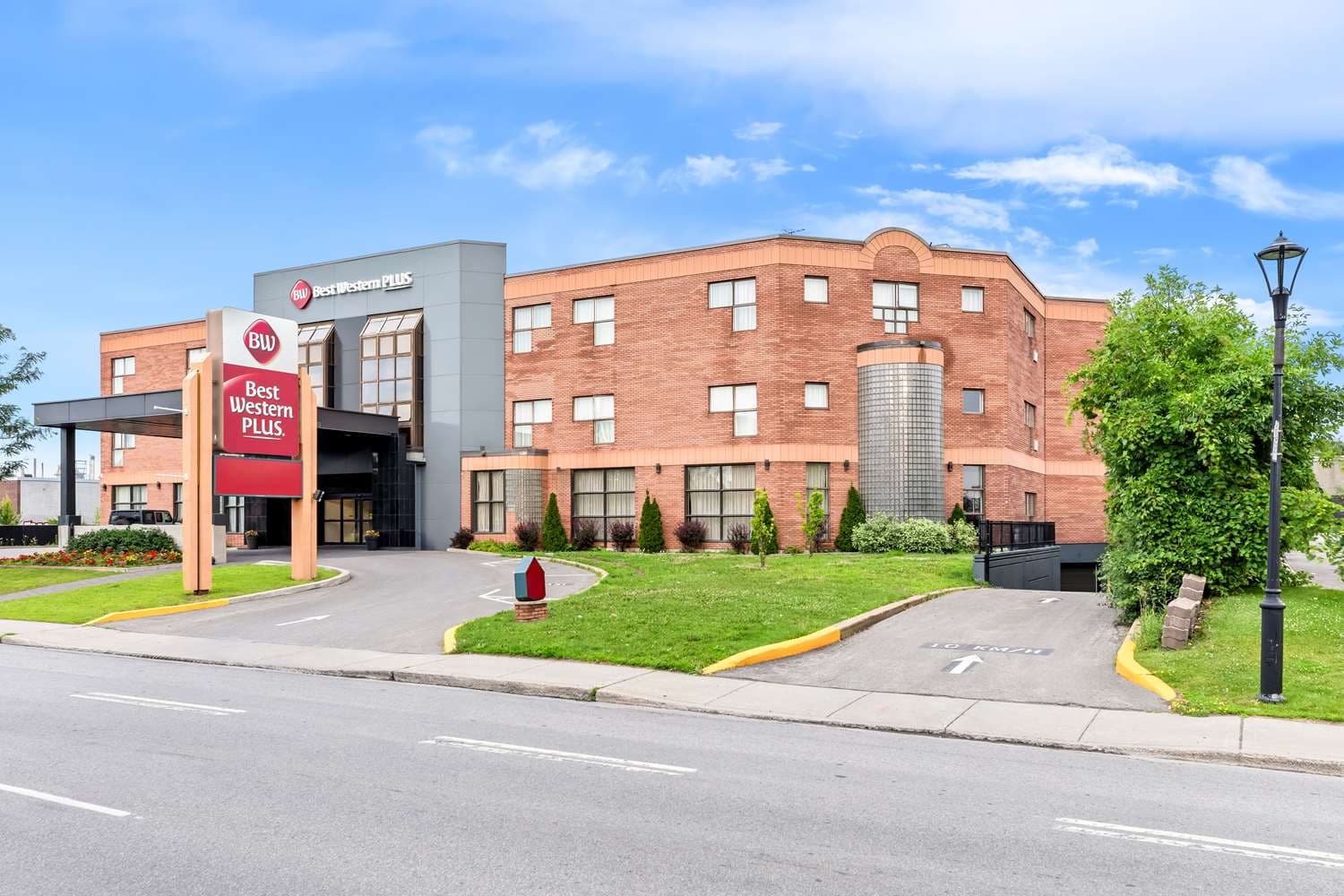 Best Western Plus Montreal East 2