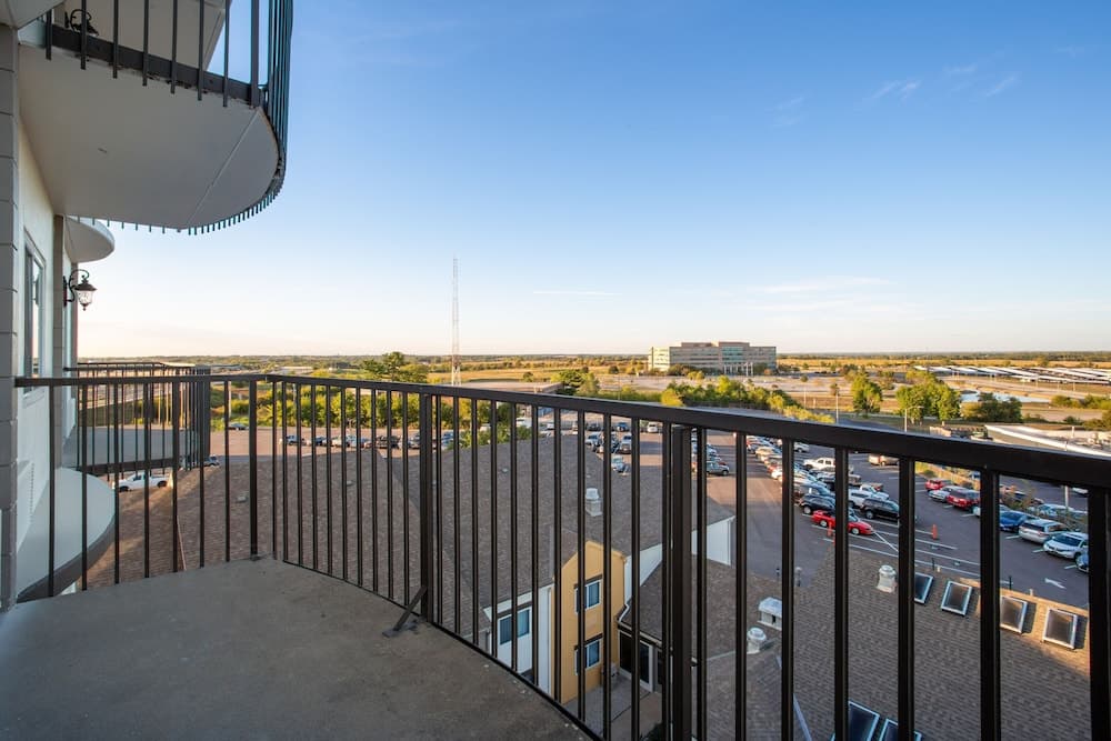 Orangewood Inn & Suites Kansas City Airport 3