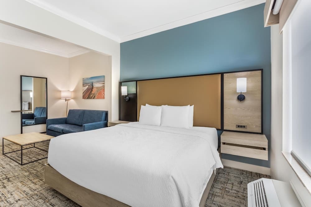 Best Western Plus Airport Inn & Suites 5