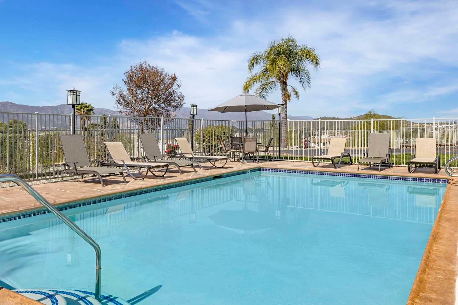 Best Western Plus Lake Elsinore Inn & Suites 2