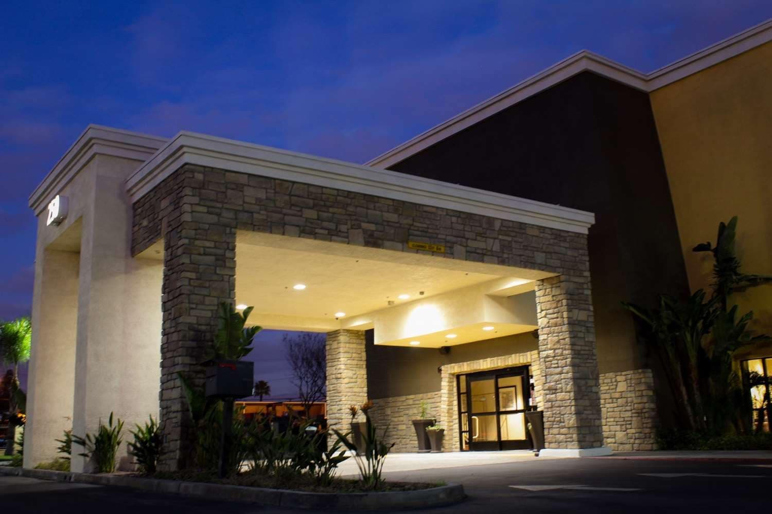 Best Western Plus Arrowhead Hotel 5