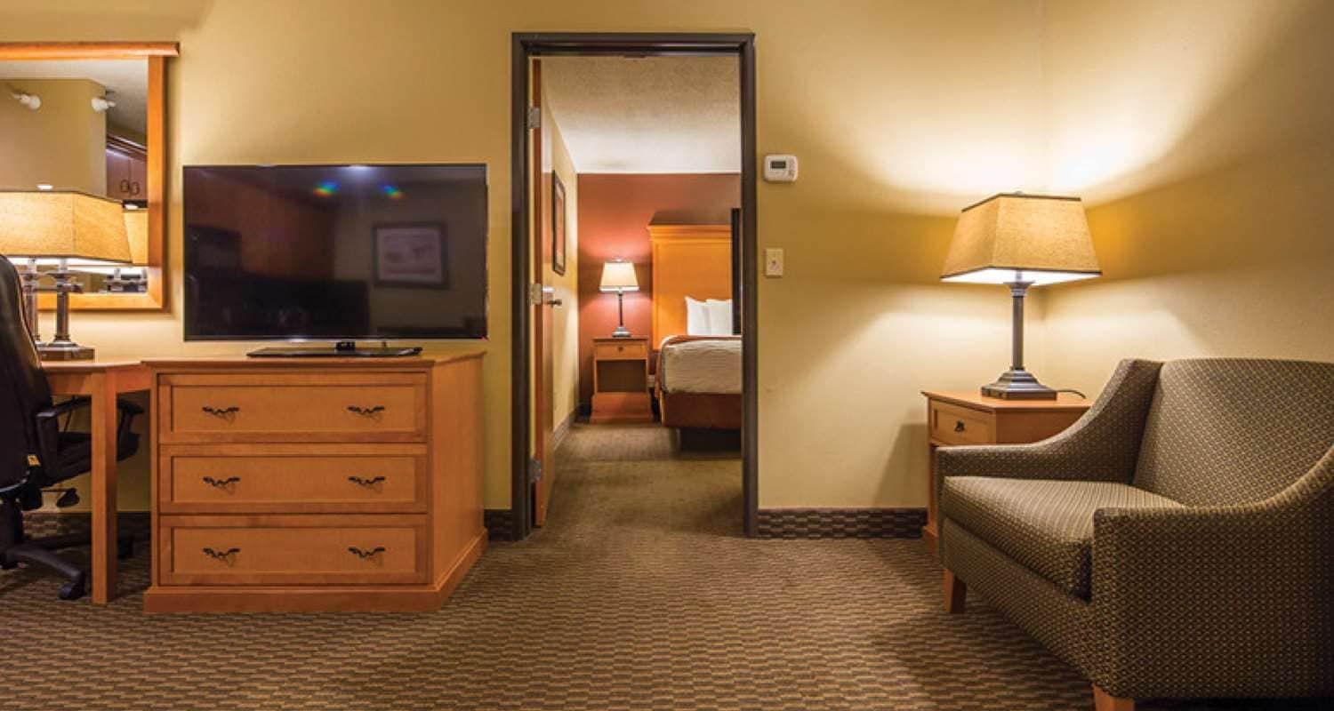 Best Western Plus Deer Park Hotel & Suites 2