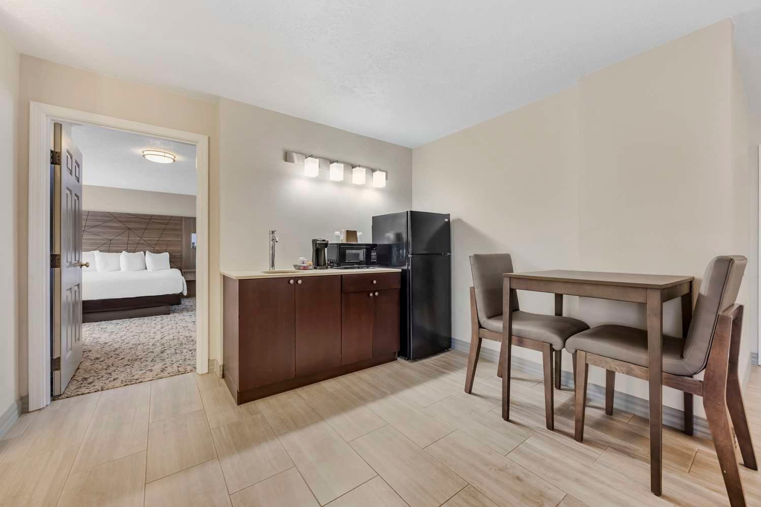 Best Western Plus Grand Manor Inn 3
