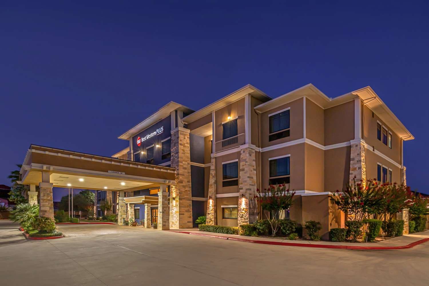 Best Western Plus Lytle Inn & Suites 2