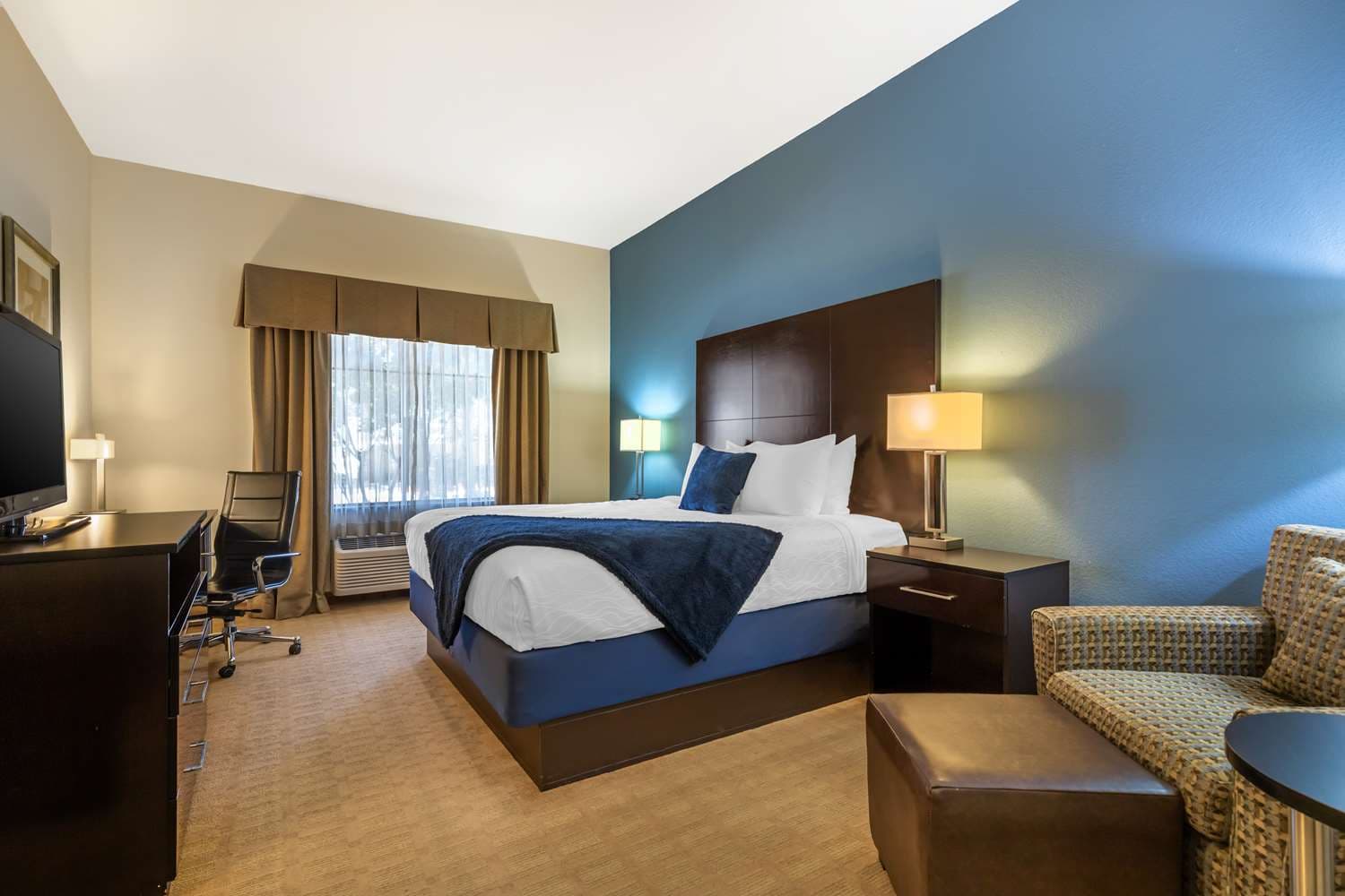 Best Western Plus Lytle Inn & Suites 4