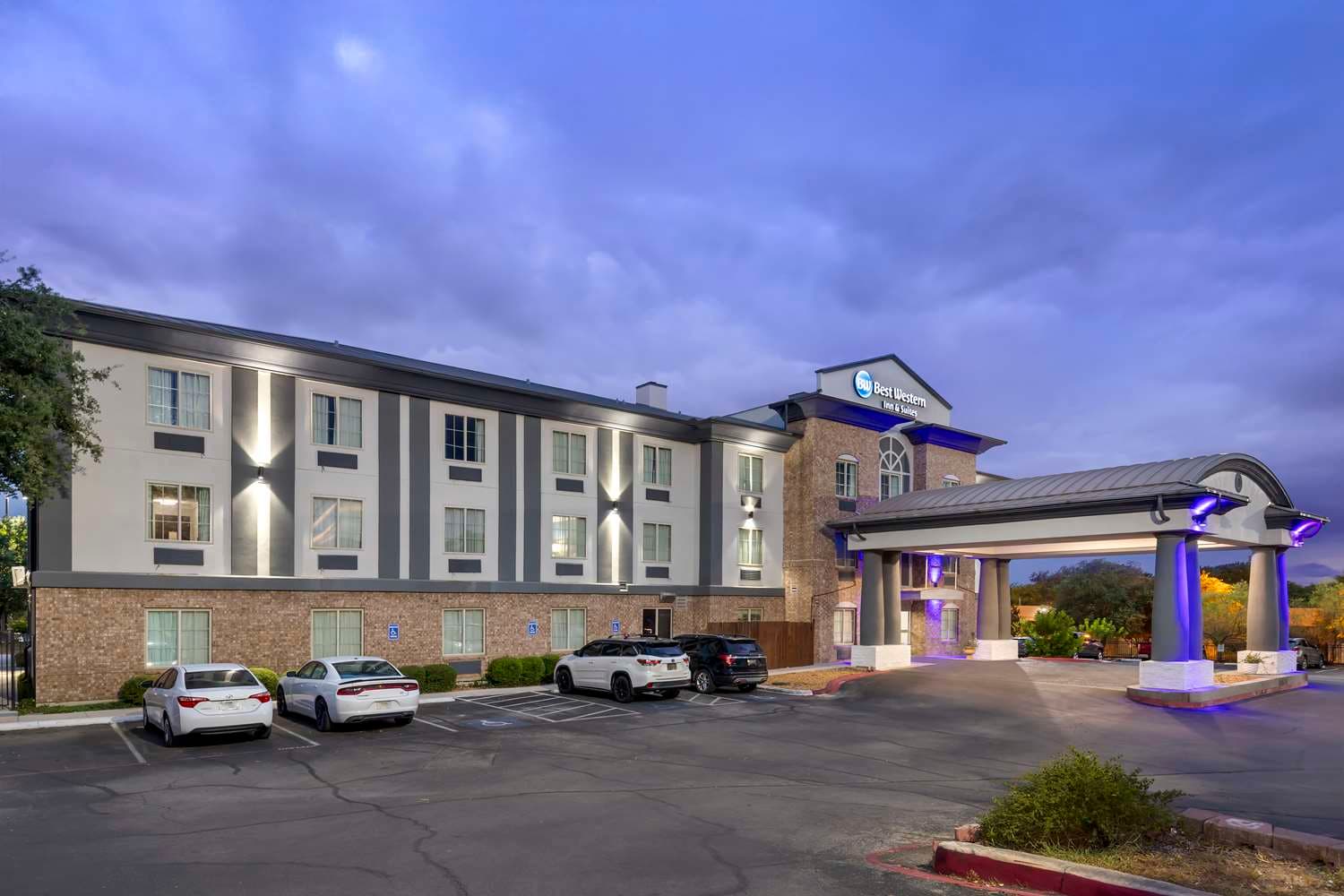 Best Western Medical Center North Inn & Suites Near Six Flags 2
