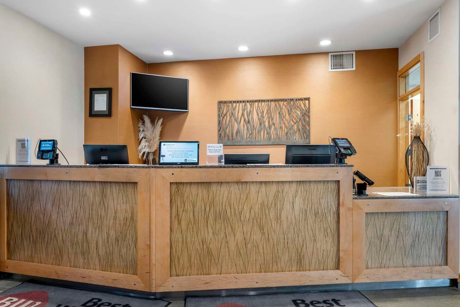 Best Western Plus Kelowna Hotel & Suites 2